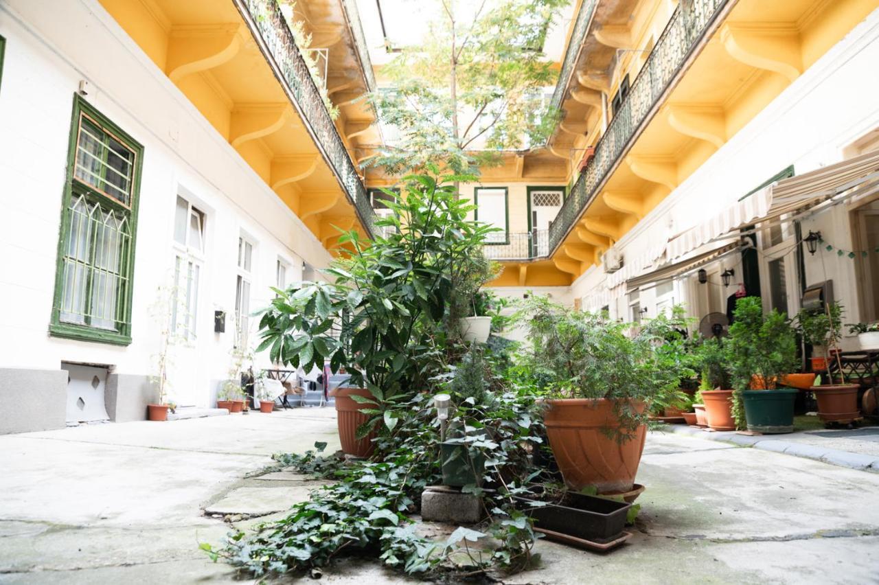 The Urban Chill Spot Harsfa Street Apartman Budapest Kültér fotó